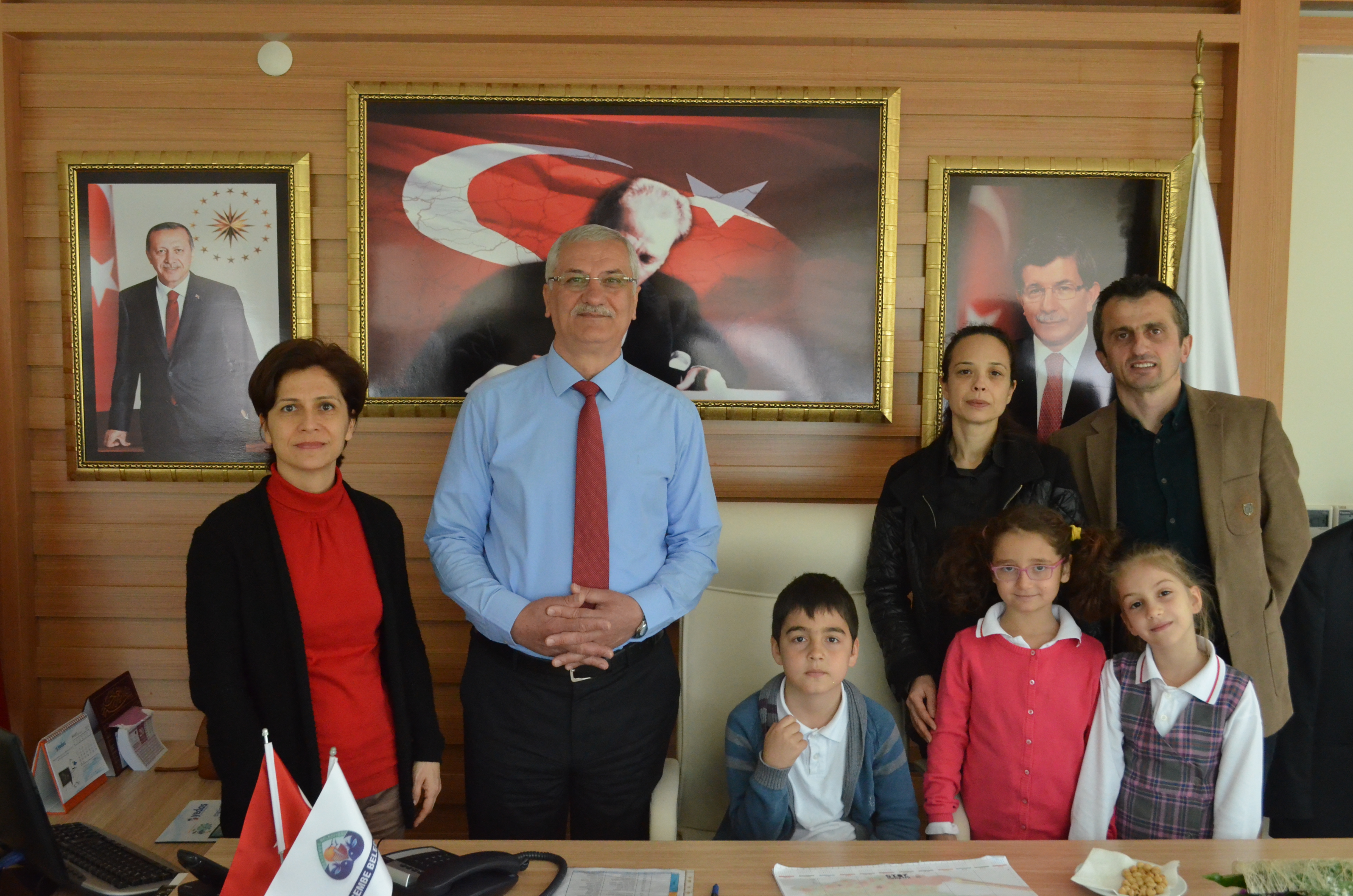 BAŞKAN KOLTUĞUNU KÜÇÜK EFE'YE TESLİM ETTİ