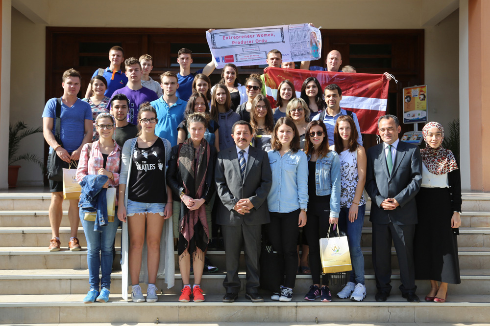 YABANCI ÖĞRENCİLERDEN VALİ BALKANLIOĞLU'NA  ZİYARET