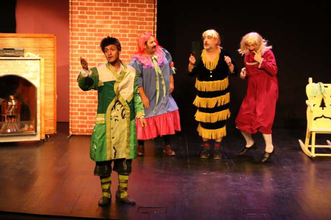 MİSAFİR VE OYUNUN ADI KÜLKEDİSİ  ADLI OYUNLAR SAHNEDE