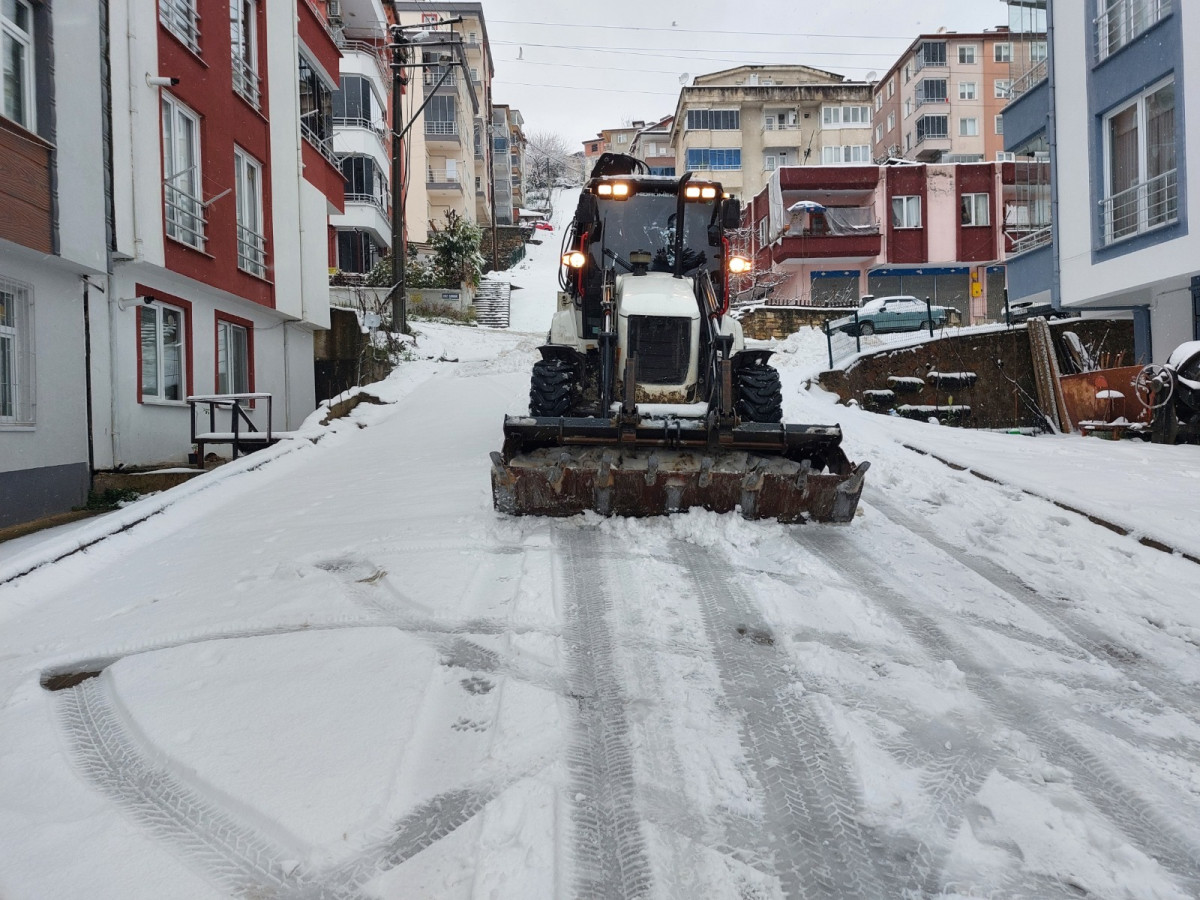 ALTINORDU’DA KARLA MÜCADELE ARALIKSIZ DEVAM EDİYOR