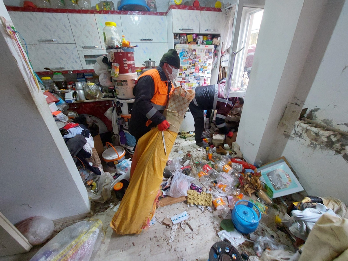 ÇÖP EVE BELEDİYE EKİPLERİ MÜDAHALE ETTİ