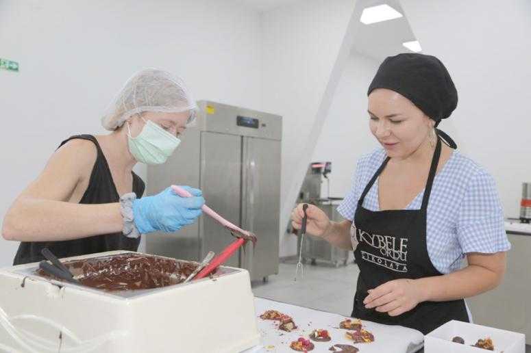 KENDİ &Ccedil;İKOLATALARINI YAPTILAR