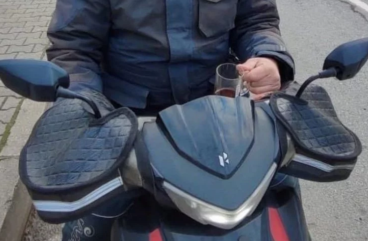 Trafikte Çay Keyfi Ceza İle Sonuçlandı